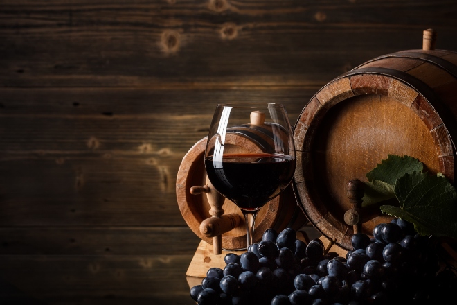 Vin roșu și struguri negrii